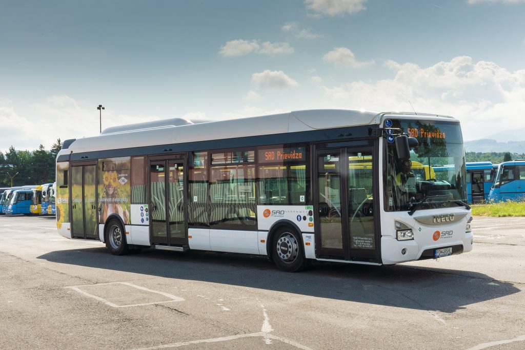 Nízko emisný autobus Iveco Urbanway CNG posilou MHD dopravy v Prievidzi a Bojniciach