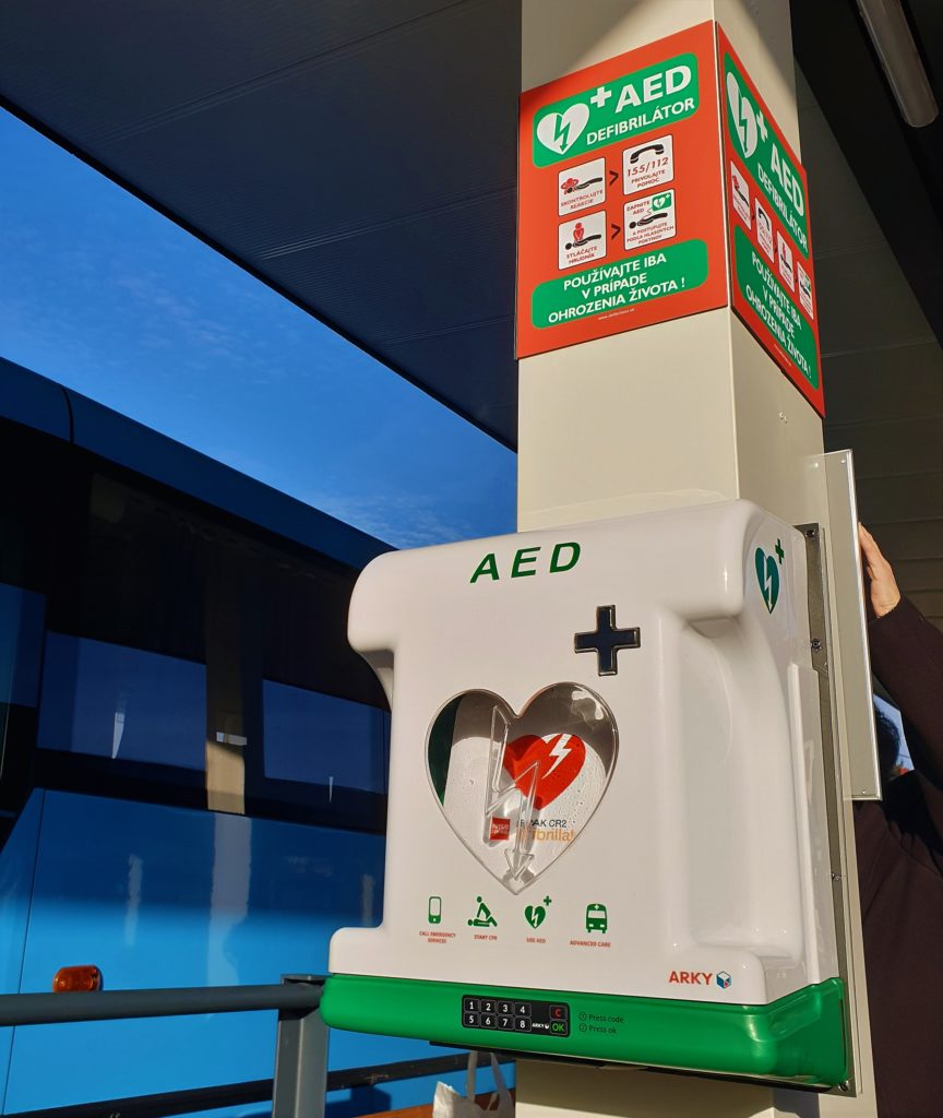 Defibrilátory dostupné pre verejnosť na autobusových staniciach SAD Prievidza